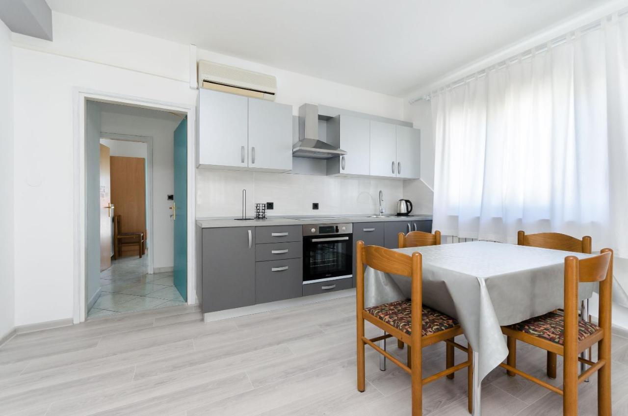Apartments Slavica R Banjol Exterior photo